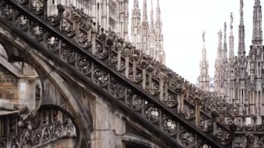 Duomo 'nun çatısında kemerli geçitler ve kuleler. Milan, İtalya