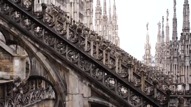 두오모의 지붕에는 좁은 통로와 탑 이 있다. 이탈리아의 밀라노 — 비디오