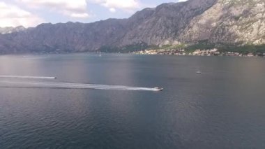 Sürat tekneleri körfez boyunca Prcanj kıyısından geçiyor. Panorama