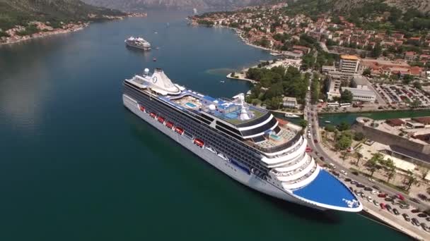 Enorme navio de cruzeiro perto da cidade velha de Kotor, Montenegro — Vídeo de Stock