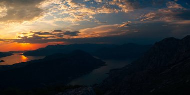 Ufuktaki son güneş ışınları. Kotor Körfezi, Karadağ