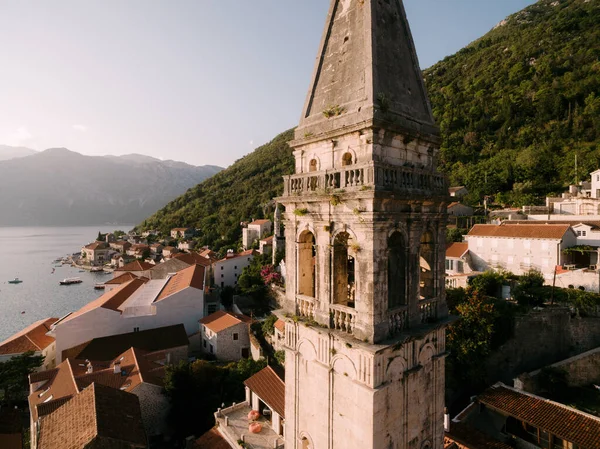 Campanario de la Iglesia de San Nicolás en Perast. Montenegro. Drone. —  Fotos de Stock