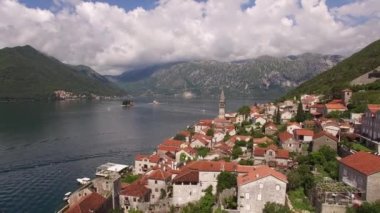 Kotor Körfezi kıyısındaki eski Perast kasabası. Üst görünüm