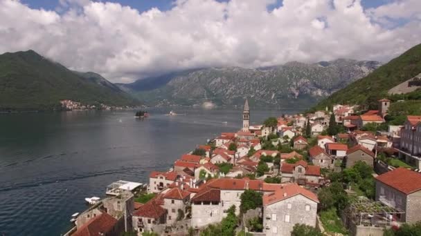 Stare miasto Perast na wybrzeżu Zatoki Kotorskiej. Widok z góry — Wideo stockowe