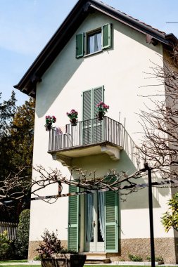 Evin metal balkonunda çiçekli tencereler. Como Gölü, İtalya