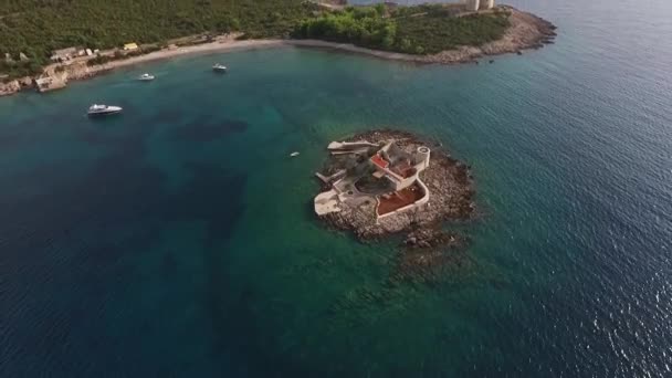 Стародавні будівлі острова Жанік і Арса (Чорногорія). — стокове відео