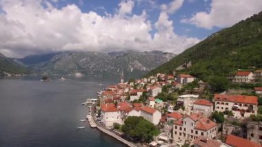 Perast ve Kotor Körfezi kıyılarının havadan görüntüsü. Karadağ
