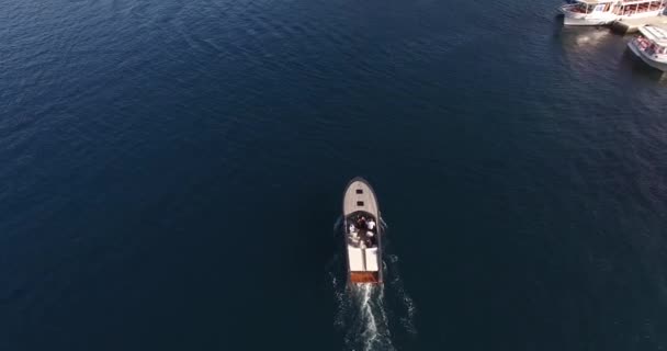 Bateau à moteur navigue sur la mer au-delà de l'île — Video