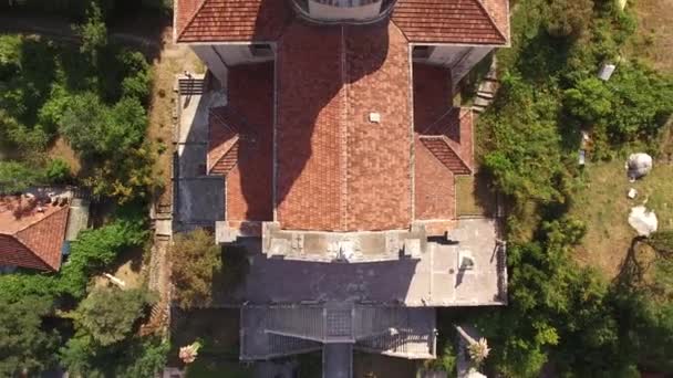 Drone uitzicht op het kruisvormige betegelde dak van de kerk in Prcanj. Montenegro — Stockvideo