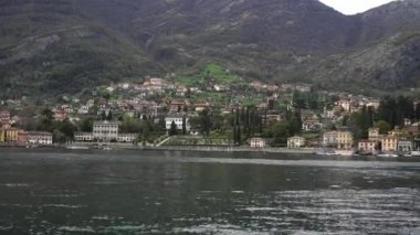 Como Gölü kıyısındaki dağların eteklerindeki lüks villalar. İtalya