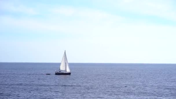 Segelboot schwimmt auf dem Meer vor dem Hintergrund des Himmels — Stockvideo