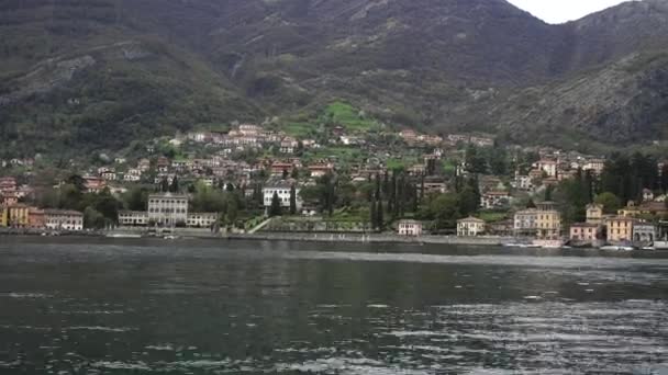 Luxusvillen am Fuße der Berge am Ufer des Comer Sees. Italien — Stockvideo