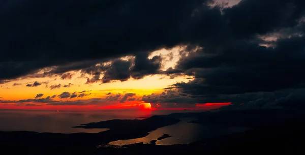 Red horizon at sunset over the Bay of Kotor. View from Mount Lovcen — Stock Photo, Image