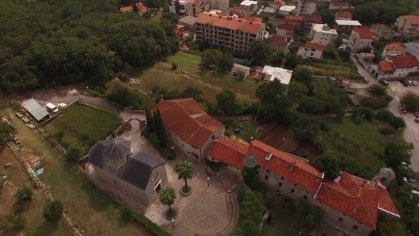 Monasterio Podmaine en el fondo de la nueva parte de la ciudad de Budva. Montenegro — Vídeo de stock