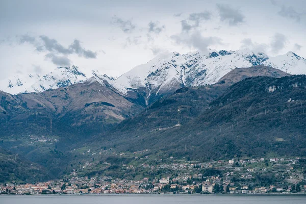 Snötäckta alpina berg nära Comosjön. Italien — Stockfoto