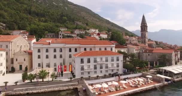 Strände am Ufer von Perast in der Nähe der Seebrücke. Montenegro — Stockvideo
