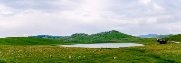 Blå kanten av sjön Vrazje mot bergen. Montenegro — Stockfoto