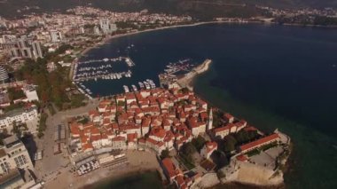 Budva 'nın eski bir kasabası, yarımadada bir tekne rıhtımı var. Hava görünümü