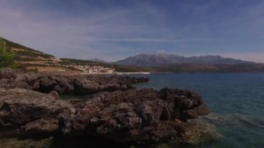 Denizden dağlara ve Lustica Koyu 'na bakın.