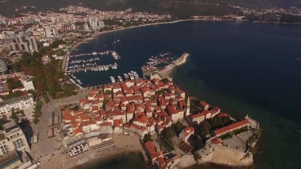 Stare miasto Budva na półwyspie z przystani łodzi. Widok z lotu ptaka — Wideo stockowe