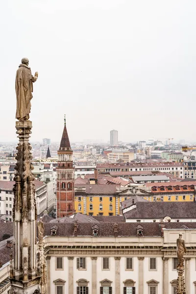 Статуя священника на шпиле Дуомо. Милан, Италия — стоковое фото