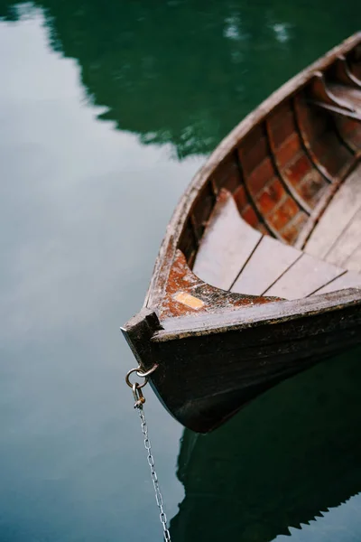 Barco está amarrado en un lago en el parque Biogradska Gora. Montenegro — Foto de Stock