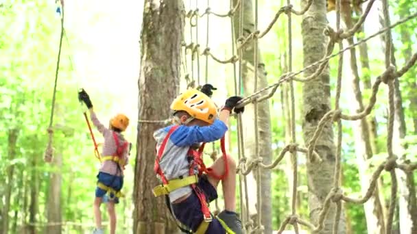 เด็กน้อยปีนตาข่ายกลาดิเอเตอร์ที่สวนผจญภัย — วีดีโอสต็อก