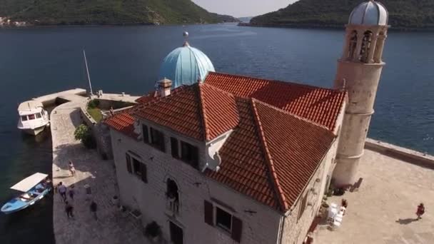 Drone vista del techo de la Iglesia de Nuestra Señora de las Rocas — Vídeo de stock