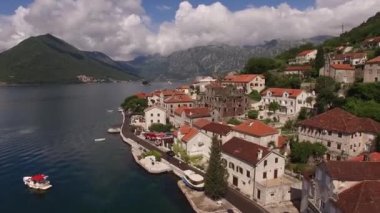 Körfezin kıyısındaki eski Perast kasabasında arabaları olan itfaiye istasyonunun avlusu. Karadağ