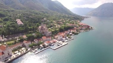 Prcanj açıklarındaki yatlar için Marina. İHA