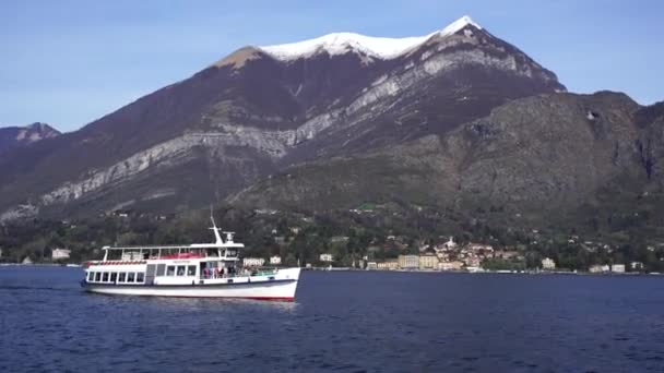Prom z turystami na pokładzie płynie obok wybrzeża. Jezioro Como, Włochy — Wideo stockowe