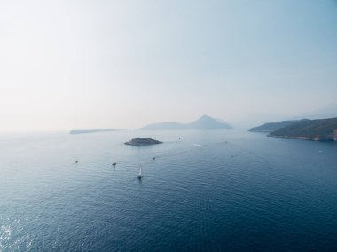 Yelkenliler Kotor Körfezi 'nden Mamula adasına yelken açıyor. Karadağ