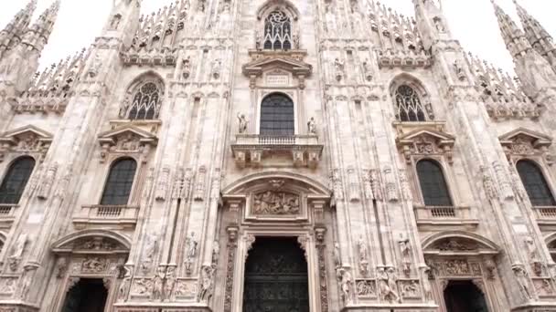 두오모의 주요입구 와 정면이다. 이탈리아의 밀라노 — 비디오