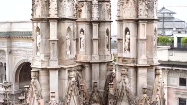 Duomo 'nun çatısına heykeller ve desenler oyulmuş. Milan, İtalya
