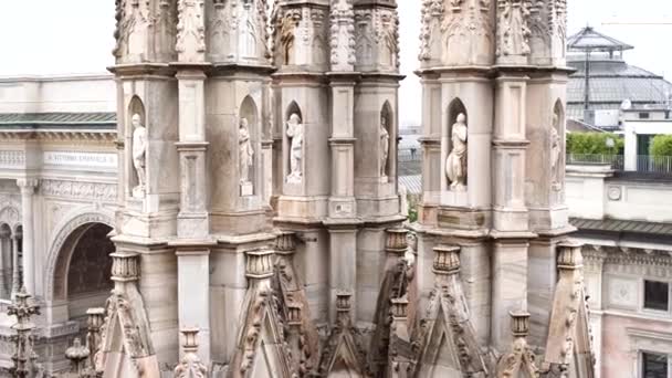 Duomo 'nun çatısına heykeller ve desenler oyulmuş. Milan, İtalya — Stok video