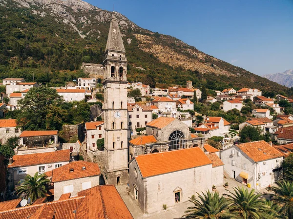 Antiguo campanario de piedra en Perast. Montenegro —  Fotos de Stock