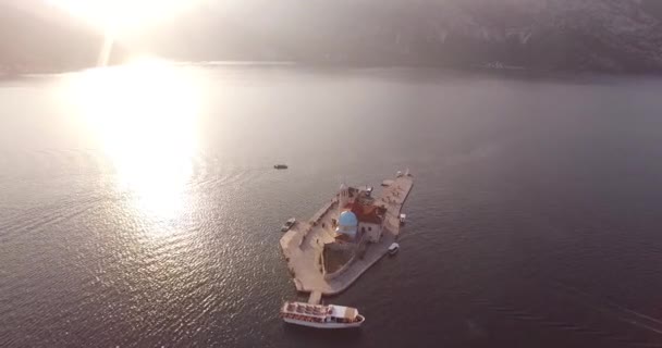 Drone vista de la Iglesia de Nuestra Señora en las Rocas. Montenegro — Vídeos de Stock