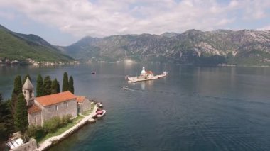 Perast yakınlarındaki küçük adaların havadan görünüşü. Karadağ