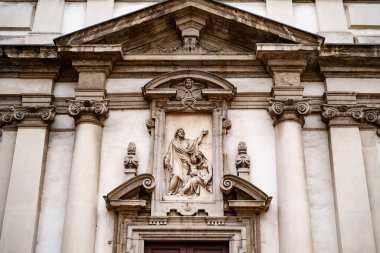 San Giuseppe Kilisesi 'nin girişinde Stucco pervazları ve levrek kabartmaları var. Milan, İtalya