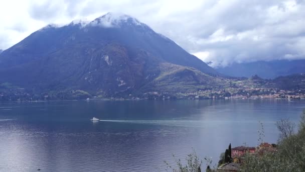 科莫湖上阿尔卑斯山脚下的小镇。意大利 — 图库视频影像