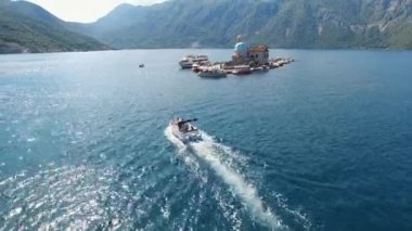 Gospa od Skrpjela adasından denize açılıyoruz. İHA