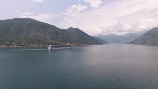 Groot cruiseschip vaart langs de baai tussen de bergen — Stockvideo