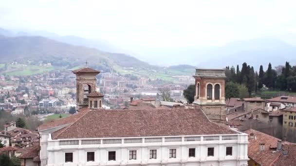 Yeni belediye binasının çatısı, Bergamo 'daki eski evlerin arka planına karşı. İtalya — Stok video