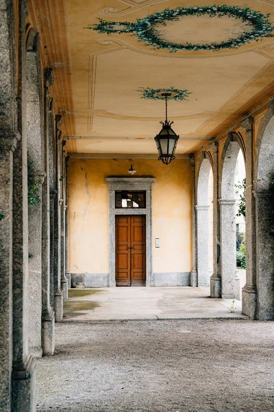 Villa Trivulzio bahçesindeki kemerli taş teras. Como Gölü, İtalya — Stok fotoğraf