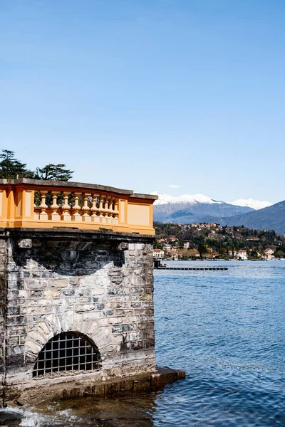 Balaustrada de piedra sobre el lago. Como, Italia — Foto de Stock