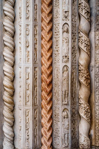 Detalhes da porta das colunas da Basílica de Santa Maria Maior. Bergamo, Itália — Fotografia de Stock