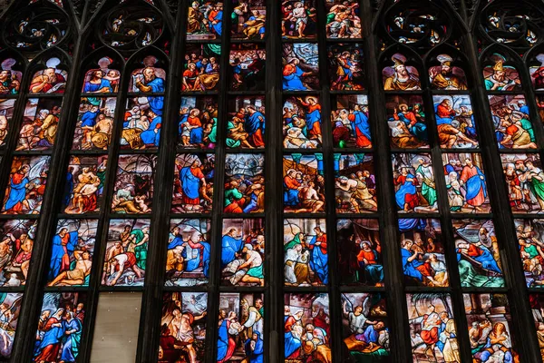 Religiöse Kirchenfenster im Dom. Italien, Mailand — Stockfoto