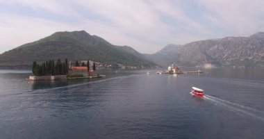 Gemi St. George adasından geçiyor. Karadağ