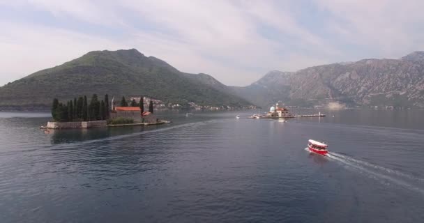 Човен пропливає повз острів Сент-Джордж. Чорногорія — стокове відео