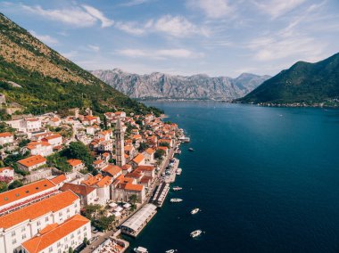 Kotor Körfezi kıyısındaki Perast 'taki evlerin kırmızı kiremitli çatıları. Karadağ
